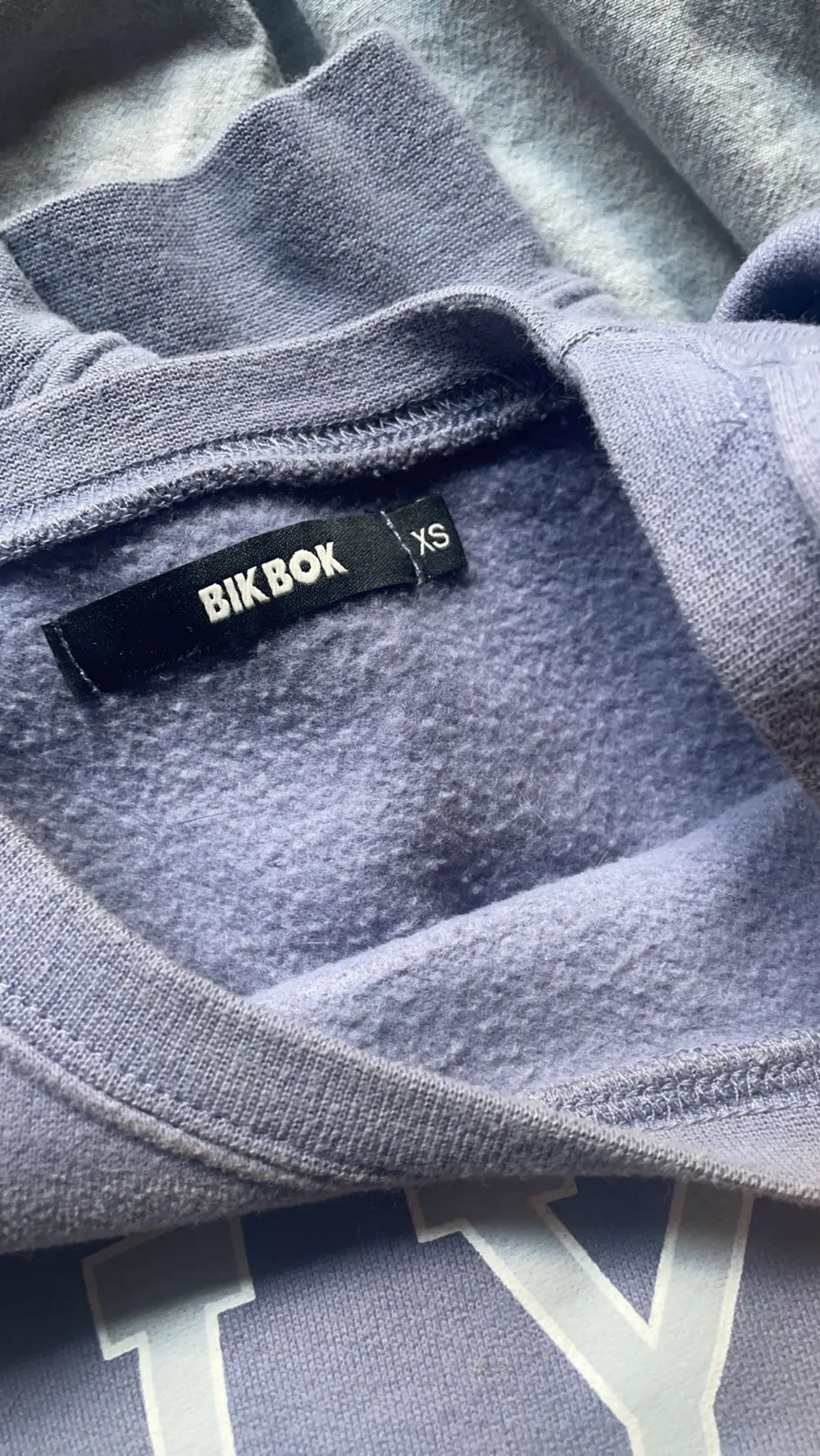 Super skön sweatshirt från Bikbok. Oanvänd - fint skick. Xs men är rätt stor för den storleken. 🥰. Hoodies.