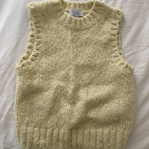 & Other Stories väst - Säljer denna superfina västen från & Other Stories! Storlek XS men relativt rymlig! Använd max 3 gånger så väldigt bra skick 💕