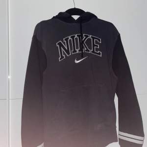 Detta är min vintage Nike hoodie, köpt för några månader sedan men knappst använd, skicka 7/10 