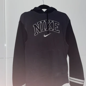 Nike hoodie - Detta är min vintage Nike hoodie, köpt för några månader sedan men knappst använd, skicka 7/10 