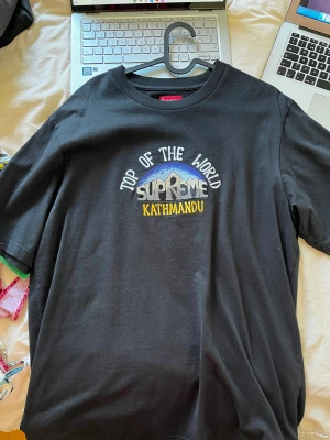 Supreme T-shirt - Storlek M Köpt på Supremes hemsida  Använd fåtal gånger
