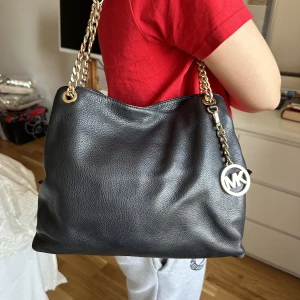 Michael kors väska  - Äkta Michael kors väska i väldigt fint skick, nypris 5990kr