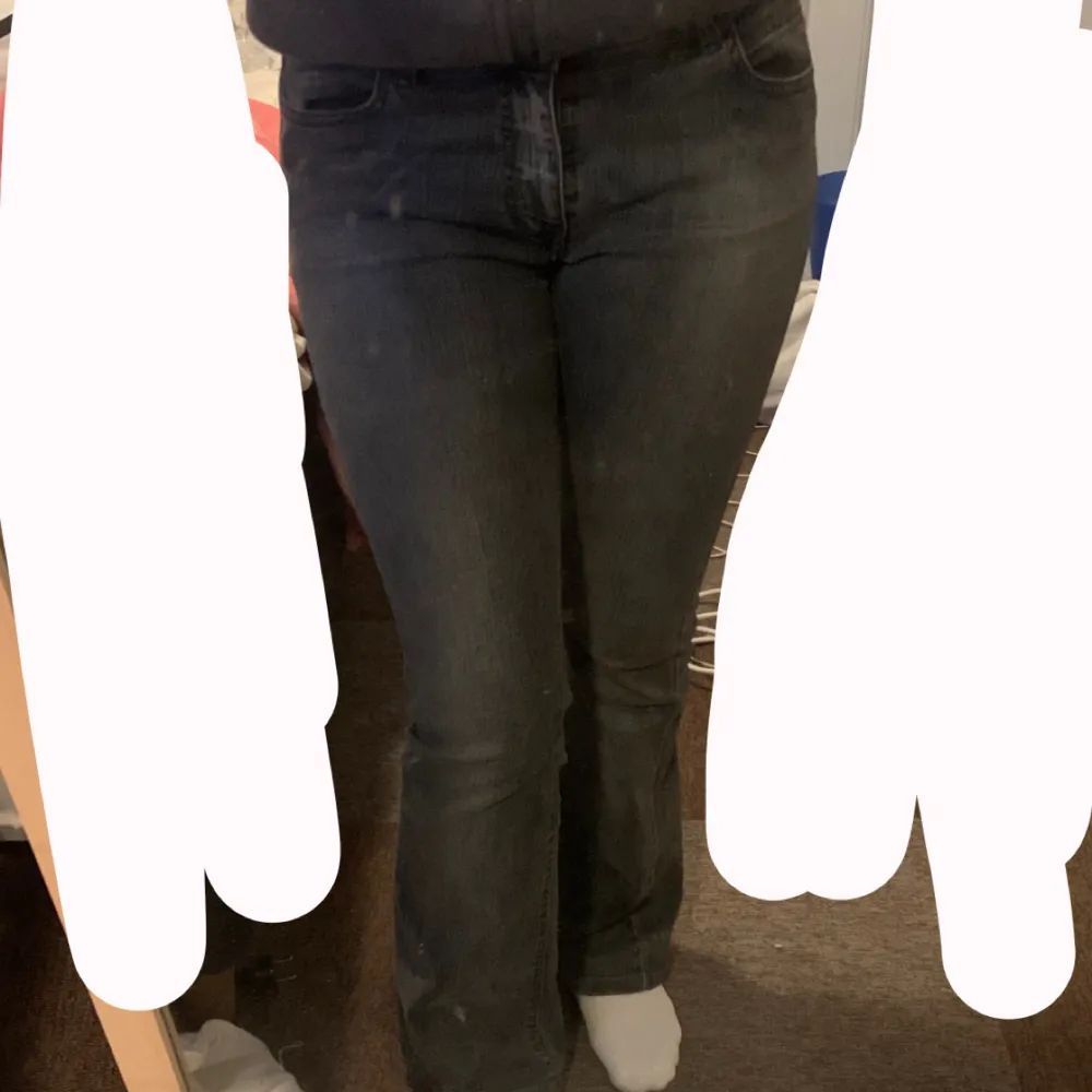 Säljer ett par miss sixty jeans pågrund av att dom inte kommer till användning, lite stora på mig men annars så sitter dom bra! Tror det är storlek 36 men vet inte exakt!. Jeans & Byxor.
