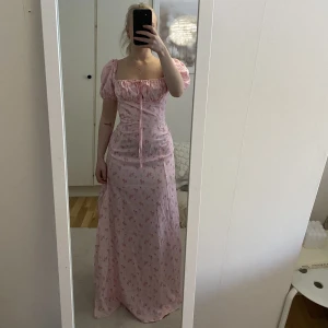 Blommig klänning - Perfekta klänningen till midsommar, rena sommardrömmen. Storlek S. Slits och dragkedja. Lite genomskinlig men funkar med hudfärgade underkläder.