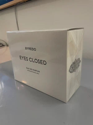 Byredo Eyes Closed - Eyes Closed Eau de Parfum 50 ml (unisex)  Helt ny i oöppnad förpackning.  Notes Top: Cardamom, Cinnamon Heart: Carrot, Ginger, Orris Butter Base: Papyrus, Patchouli