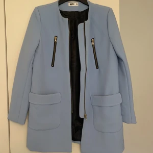 Kavaj jacka  - Oanvänd kavaj jacka i mycket bra skick. Storlek xs/s