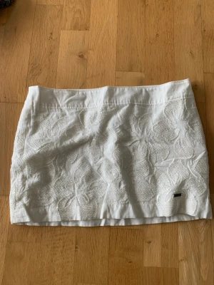 Kort kjol från hollister - Fin kjol som är sparsamt använd