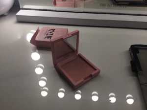 Kylie cosmetics  - Kylie blush färgen 334 pink powder 