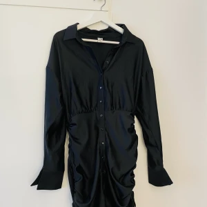 Nelly klänning - En svart snygg klänning från Nelly endast provad. Stl 38
