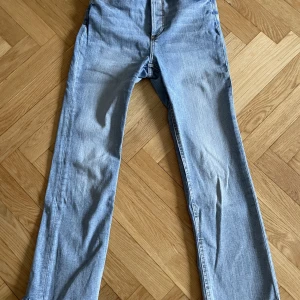 Fina blåa jeans - Säljer mina jeans från Zara ,dem är ganska midrise Säljer  pga att dem är för små dom är sparsamt använda och har inga hål eller defekter❤️❤️ Dm för mer bilder eller info