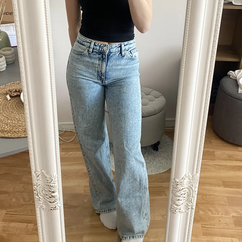 Vida jeans från Monki i modellen Yoko❣️stlr 25, passar XS/S, i nyskick endast använda ett fåtal gånger🌼. Jeans & Byxor.
