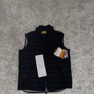 Parajumper Väst - Hej!  Säljer min Parajumper väst som är i ett fint skick, använd ett få tal gånger. Västen kommer inte till användning längre.  Storlek: M  