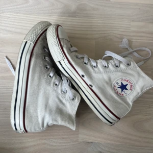 Vita Converse  - Vita Converse i storlek 38. Fint skick förutom att ena snöret är trasigt på ena sidan och lite smuts, men inget som syns mycket!
