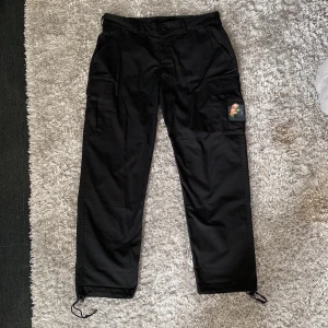 PALACE CARGO PANTS - Palace cargo pants nyskick använda två gånger Nypris 2999kr