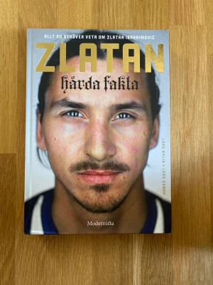 Zlatan bok - Köpt för 899kr. 430 sidor med Zlatans stats och berättelse om honom