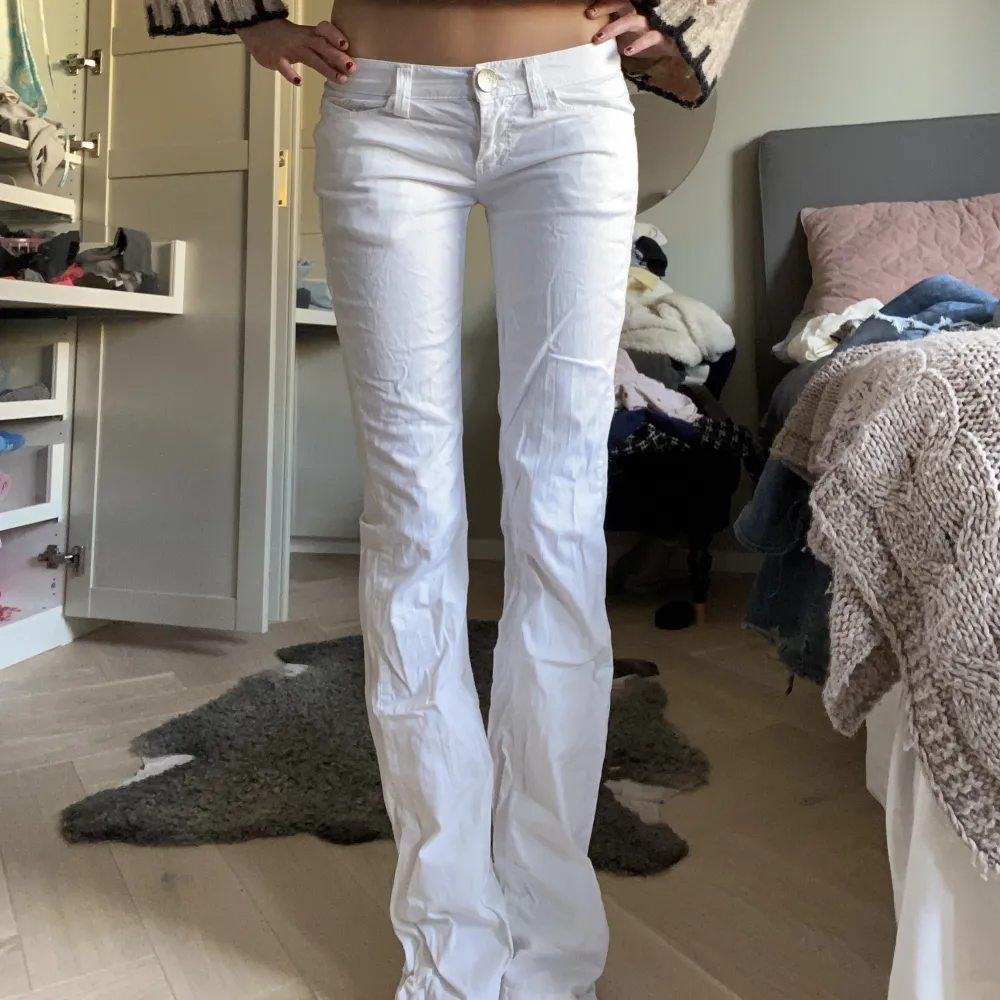 Skitsnygga lowwaist bootcut jeans jättefina nu till sommaren🙌🏿❤️köp ej frakt via appen💞💞. Jeans & Byxor.