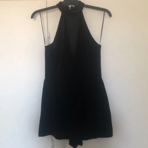 New look jumpsuit  - Jättefina jumpsuit från new look med lappar kvar Plysch strl 10 Xs-s