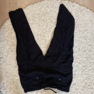 Linnebyxor - Linnebyxor från Zara använda 1 gång. Passar perfekt för killar som är ungefär 180 -1 + +1