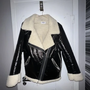 Bikerjacket  - Sååå snygg jacka från NA-KD i storlek 38! Använd fåtal gånger därmed i gott skick! Betalningen sker via Swish.
