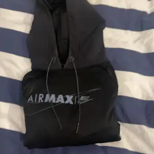 Nike airmax hoodie reflektiv text använd ett par gånger. Pris kan diskuteras. Org. Pris, 1049kr