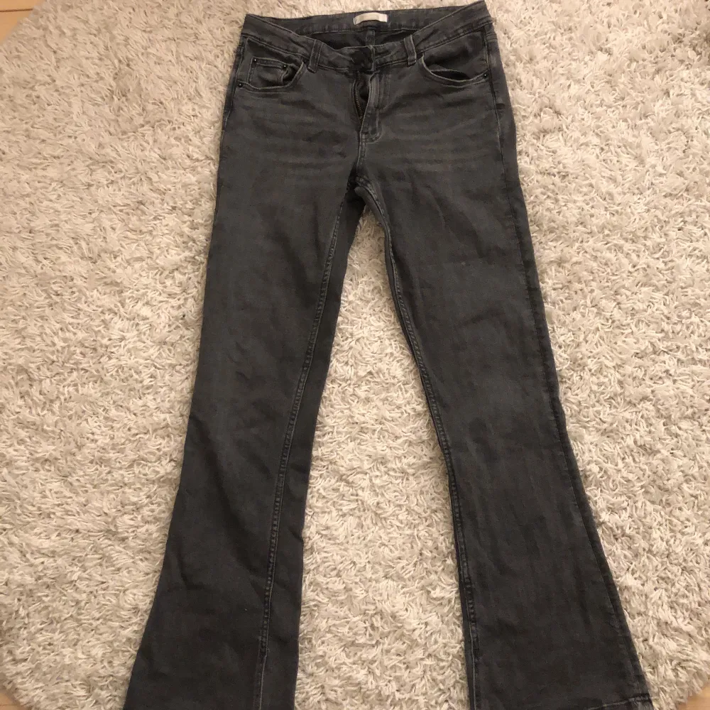 Gråa jeans ifrån Gina Young. Använda men bra skick. Obs: har sytt dem längst ner där det innan var en slits. Passar mig men är lite korta. Är 164cm. Storlek 158💘. Jeans & Byxor.