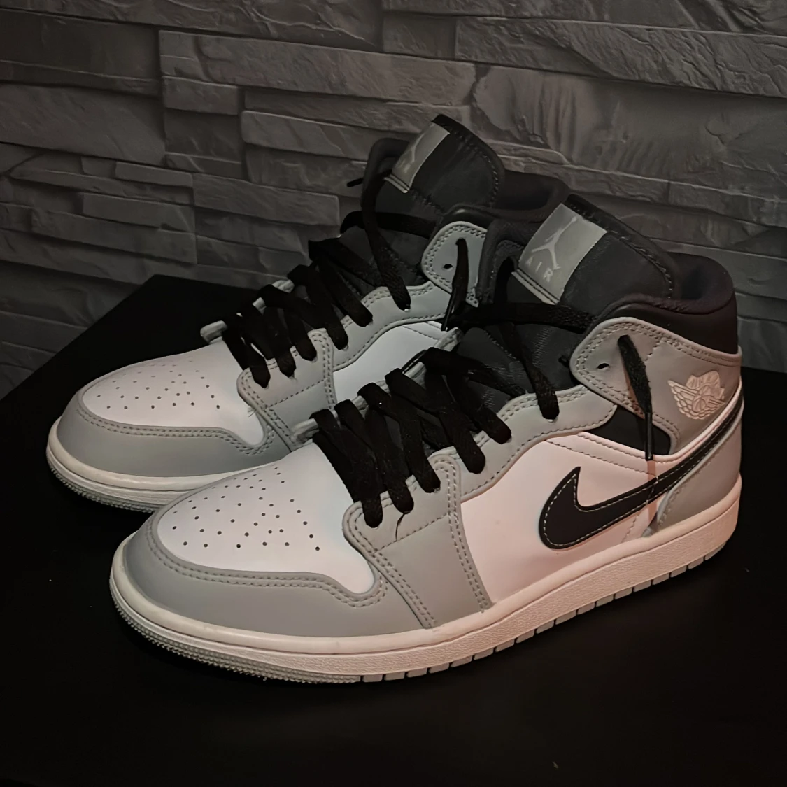 Jordan 1 mid light smoke grey