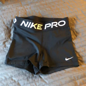 Nike shorts  - Jättefina nike shorts som e helt nya , aldrig använda .