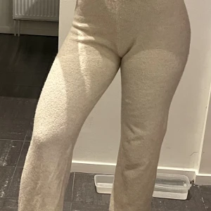 HM byxor - Mysbyxor från HM i strl XS men passar mig som vanligtvis är en small. Måste säga att de är aningen genomskinliga✨OBS, det är spegeln som är smutsig, inte byxorna😅