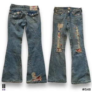 True Religion Jeans 548 - 💜Model: #503 💜Tag: w28 💜Waist: 38cm 💜Inseam: 75cm 💜Outseam: 99cm 💜Leg opening: 24cm 💜Flaws: gulbruna fläckar längst benen 