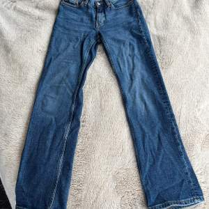 Säljer dessa lågmidjade jeans från weekday, de är slafsar använda och väldigt fina i färgen. Storlek 25/30 :) modellen är twig! 