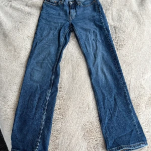 Lågmidjade jeans weekday - Säljer dessa lågmidjade jeans från weekday, de är slafsar använda och väldigt fina i färgen. Storlek 25/30 :) modellen är twig! 