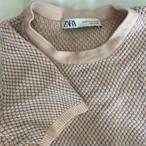Zara topp - Rosa mönstrad topp från zara!! Skriv vid intresse😊färgen är mer rosa irl