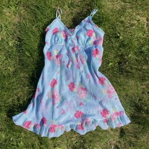 Blommig Sommar klänning - Underklänning/nattlinne Vagt genomskinlig men ej över brösten  Inget märke M