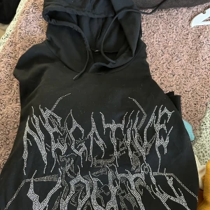Hoodie med strass - Cool hoodie i str XL men sitter som M typ