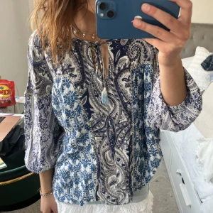 Blus!  - Snygg blus i bohemiskt mönster!❤️Står ingen storlek men den sitter snyggt overzised på mig som brukar ha M