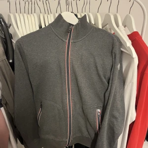 Moncler Maglia Cardigan - Säljer denna Moncler Maglia Cardigan i size M. Skick 8/10