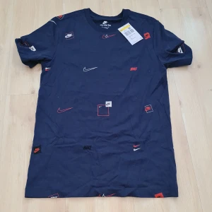 Nike tee - Helt oanvänd Small Kostar egentligen ungefär 300kr - 27.99£