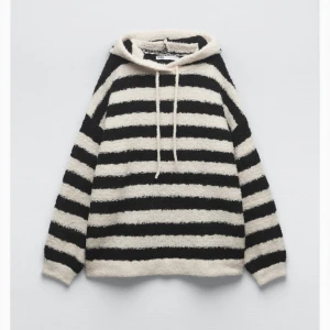 Randig stickad hoodie - Säljer denna hoodie som är köpt på Zara i år men bara används någon gång! Kan mötas upp i Stockholm, annars står köparen för frakt!🤍