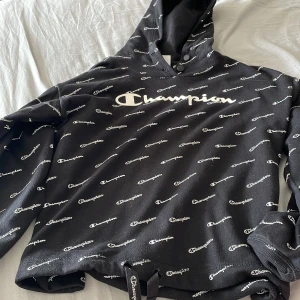 Champion hoodie - Svart champion hoddie som är croppad. Har resår som man kan dra till längst ner. Storlek s