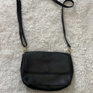 Väska från Victorias Secret - Jättefin liten axelremsväska från Victorias Secret. Fint använt skick!