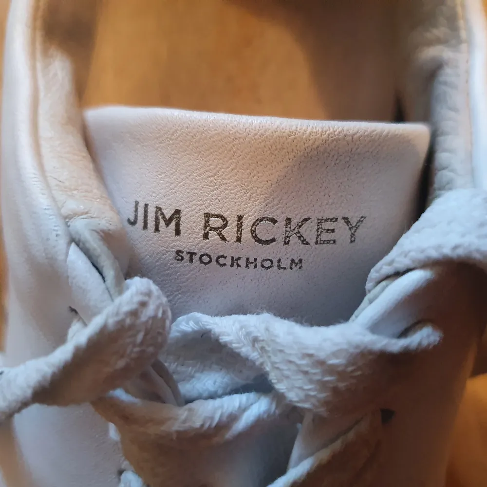 Säljer sonens vita Jim Rikey sneakers I strl 44. Begagnat skick. Lite slitna framtill. Se bild. Inköpspris ca 1500 kr. Hämtas I Göteborg eller Kungälv. Kan skickas om köparen betalar frakten.. Skor.