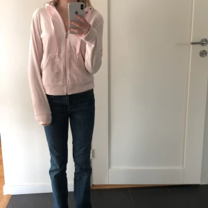 Fin tröja - Fliströja i mjukt material från Gina Tricot. Bra skick. 35 kr + frakt, kan tänka mig att sänka priset.