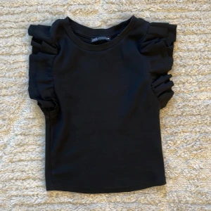 Zara t-shirt med volangärmar - Volangtopp från zara. Använd fåtal gånger och bra skick. ❣️❣️