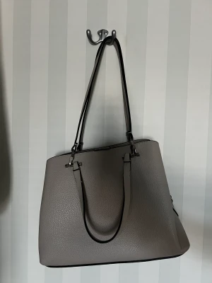 Handväska - En sån fin och praktisk handväska. Passar till allt! 