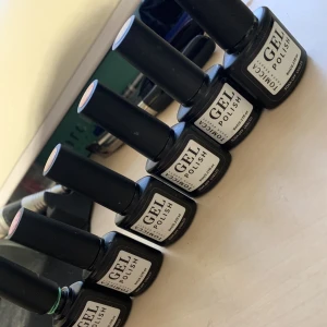 Gele naglar - En otrolig fin neon grön gele, passar perfekt för er nagel älskare nu till sommaren. Har använt den här färgen en gång, säljer pga att jag ej använder den💅🥰