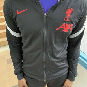 Liverpool Dri-fit   - Tröjan är en liverpool Dri-fit tröja passar perfekt om du är mellan 170-175