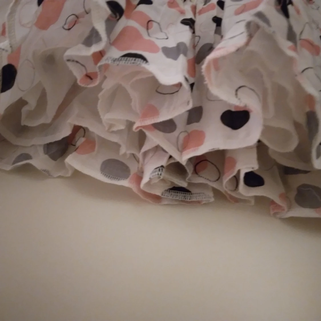 Söt prickig kort kjol, bomull. Strlk 34/XS. HELT NY & OANVÄND. - 2