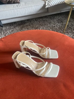 Vita klackskor - Använda 2 gånger🫶🏼☀️