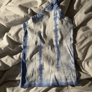 Linne  - Superfint linne från weekday, kör för 200kr, säljer för 70+frakt. Säljer pga att jag inte använder de längre, superfint till sommaren. Linnet är vitt och blått.