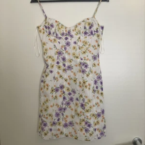 Blommig klänning från Zara - lappen kvar! - Supersöt klänning från Zara! Perfekt till exempelvis midsommar 🌸 tyvärr för liten för mig (skulle säga den är något liten i storleken). Priset är revet av, men lappen finns kvar! 